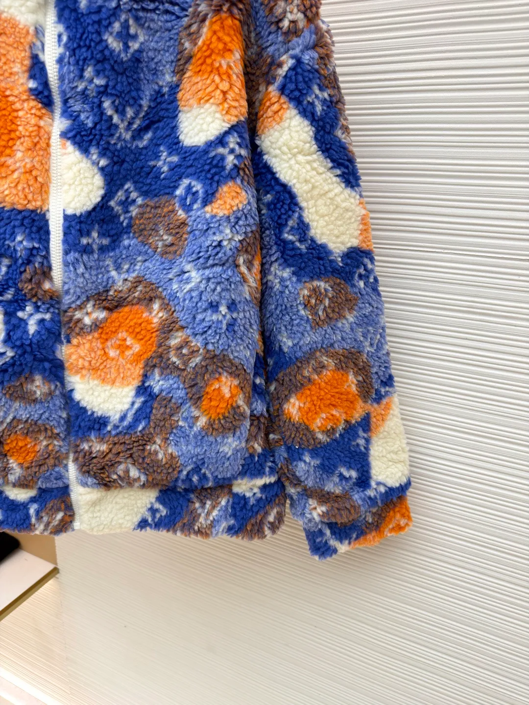 LOUIS VUITTON colorful polar fleece jacket ●Original version: Purchased and developed for 14900 ●Item number: 1680945-B70 ●Fabric: polar fleece fabric ●Technology: yarn-dyed fabric ●Version: fitted version ●Weight: about 815 grams ●Size: XS-S-M-L ●Description: The fabric is made of [90% polyester + 10% wool blended yarn-dyed fabric]. The Y version was purchased and disassembled, and the bottom was turned over [scanning and painting to make a yarn-dyed device]. The yarn dyeing was all made of [custom-dyed polyester blended wool material yarn]. The finished fabric was [polar fleece and then sheared], containing [sheep wool blended yarn], and the color is saturated. The degree of harmony is higher, and the fluff after polar fleece is more [fluffy and three-dimensional]. It is matched with [26s combed cotton plain weave] as the lining. The inner small pocket is made of [60 double-ply twill woven cotton]. The front and back panels of the entire garment are made of [positioned flower hand-cut]. The overall routing is straight and delicate, the fabric is comfortable and soft, and the color is consistent without color difference. It can be matched with the same style to create a fashionable look, and can be used in various occasions. Customized accessories, complete with three standards, same style for men and women!